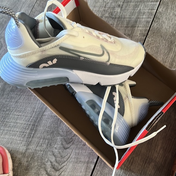 Nike Womens size 6.5// air max 2090 NW box - Picture 3 of 4